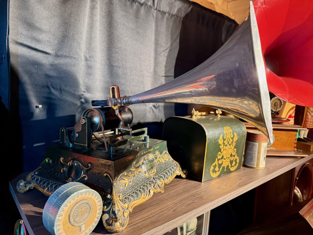 Le Menestrel phonograph Pathe